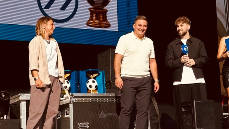 Il trofeo è suo: Roitero premiato a Friuli Doc tra le Aquile del Calcio FVG
